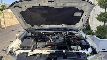 multi sukan: Mitsubishi Pajero (IV nəsil) – ağ rəngli, tam ölçülü 4x4 SUV. Əsas — 9