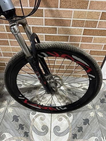 velo mtb: SAFT markalı dağ velosipedi. Qara rəngli çərçivə üzərində boz və — 6