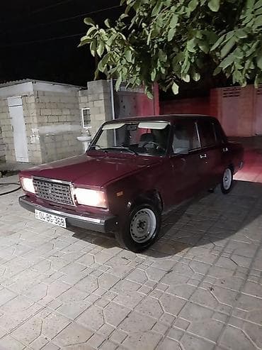 VAZ 2107 sedan – tünd vişnə rəngində klassik model. Xüsusiyyətlər: -