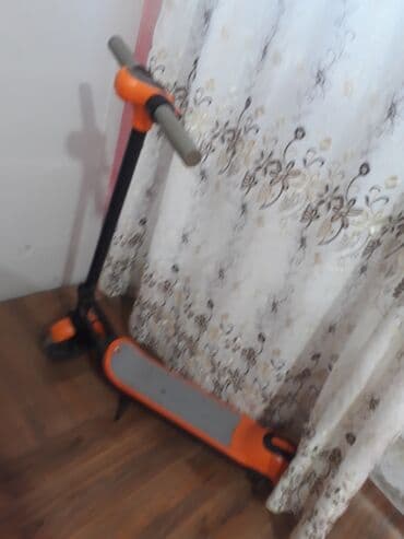 uşaq üçün cırıq cinslər: Uşaq skuterı - Rəng: narıncı-qara, boz rezin sükan tutacaqları - — 1