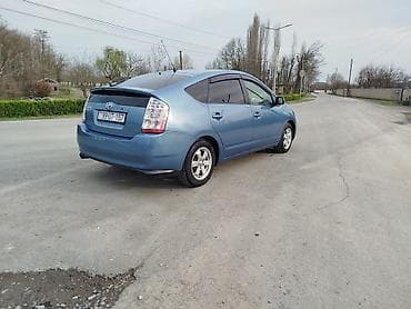 ilkin odənişsiz avtomobil: Toyota Prius, mavi rəng, 5 qapılı hatchback, hibrid. - Yüngül lehimli — 3