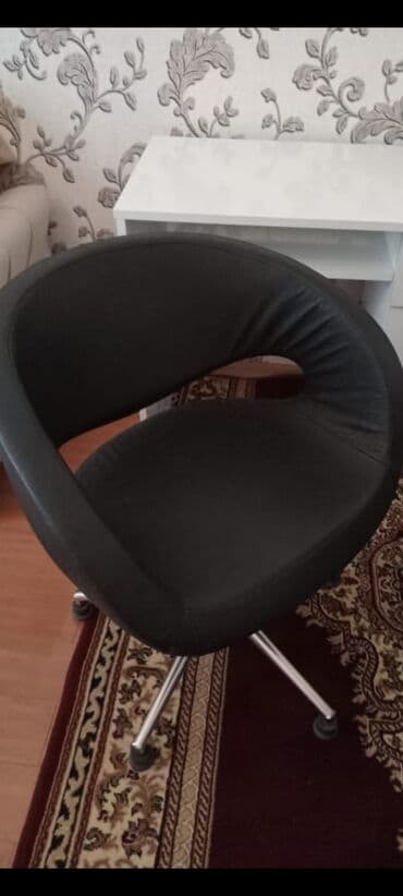 Ev üçün dekor: İşlənmiş, Saş kəsimi üçün masa, Güzgüsüz — 1