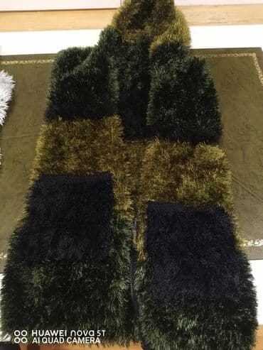 женские меховые жилеты: Xəzli/şərf teksturasına bənzər uzun tüklü parça ilə hazırlanmış — 4