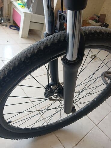 шоссейный велосипед trinx: Qara rəngli, Shimano Altus əyləc dəstəyi olan velosiped. Dəstək rahat — 3