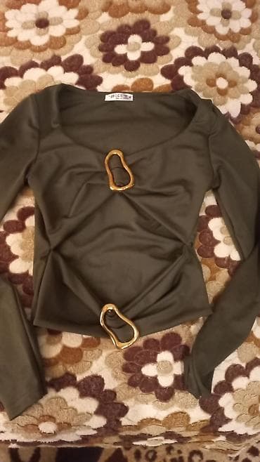 dest geyimler: Qadın geyim dəsti – 3 parçadan ibarət. Her biri 10 manat. teze kimidi — 2