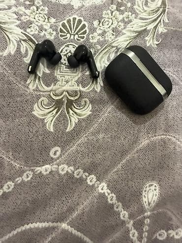 Qulaqlıq: Simsiz TWS in-ear qulaqlıqlar (qara rəng), şarj qabı ilə