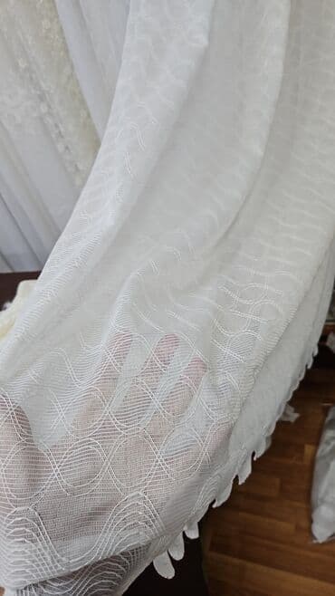 tül parçalar: Ağ rəngli, nazik, şəffaf parçadır. Üzərində həndəsi naxışlar var — 4