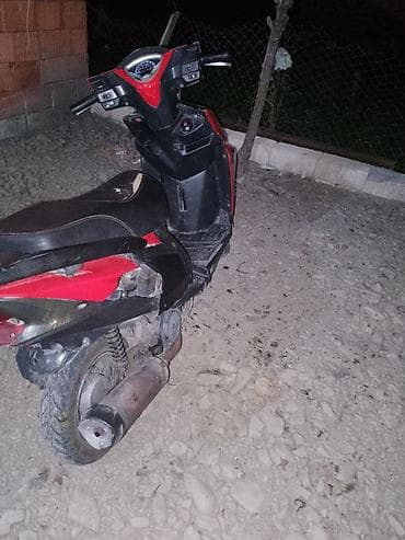 turbo az avtomobil elanları: Qırmızı-qara rəngdə benzinli skuter Xüsusiyyətlər: - Korpus: idman — 4