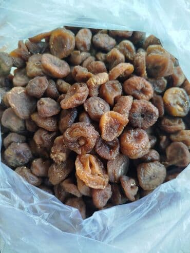 əncir qurusu: Bu qurudulmuş meyvələr qəhvəyi rəngdə, qırışlı səthə malikdir — 2