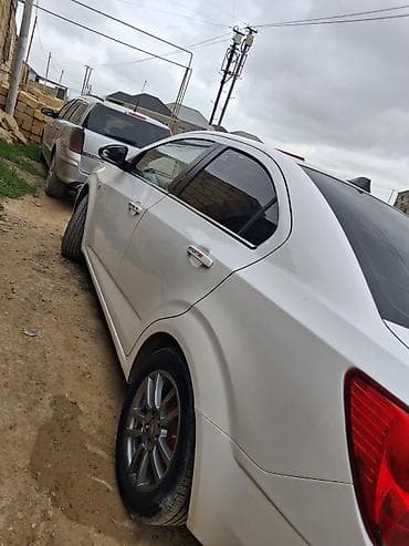 aveo fara: Chevrolet Aveo: 1.6 l | 2012 il Sedan — 4