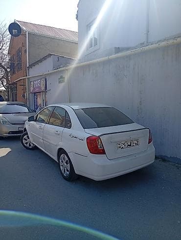 Daewoo Gentra: 1.6 l | 2013 il Sedan