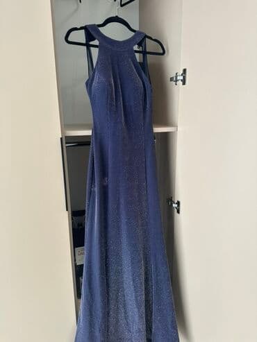 çiçəkli ətəklər: Şıq gecə/podium donu – tünd mavi, parıltılı şifon/parça effektli uzun — 1