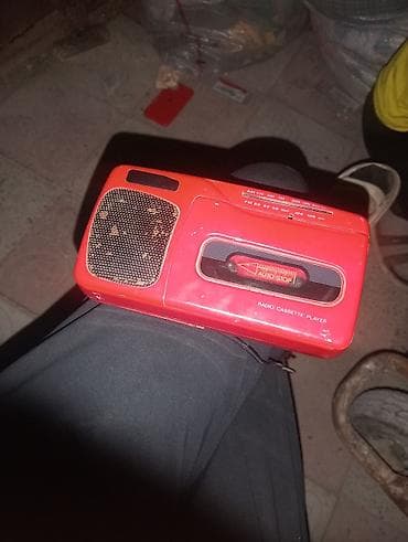 Qırmızı rəngli portativ radio-kaset pleyer - FM/AM radio diapazonu