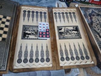 Taxtadan hazırlanmış, əl işi nard taxtası. Taxtanın səthi klassik