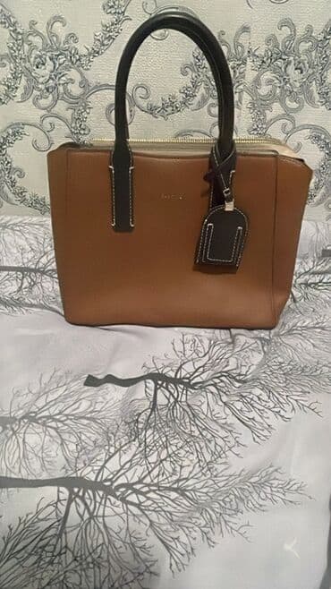 qaşlı çanta: Qadın üçün zərif əl çantası - Rəng: karamel-qəhvəyi gövdə, qara — 1