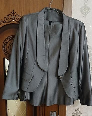 Qadın kostyumu – boz rəngdə, klassik üslub - İki hissəli dəst: qısa