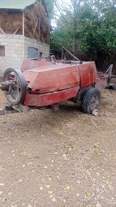 təkər traktor: Belarus MTZ tipli traktor - Korpus: kabinəli, mavi-qara rəng sxemi — 13