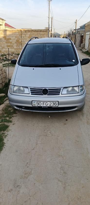 yan guzguler: Volkswagen Sharan miniven - Kuzov: gümüşü rəng, 5 qapı, relslərlə dam — 8