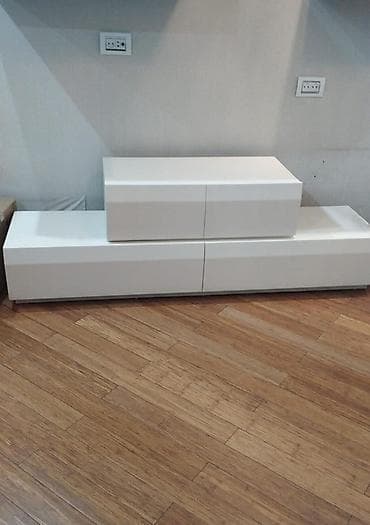 Ağ rəngli minimal TV tumbası və saxlama modulu - Dizayn: Sadə, modern