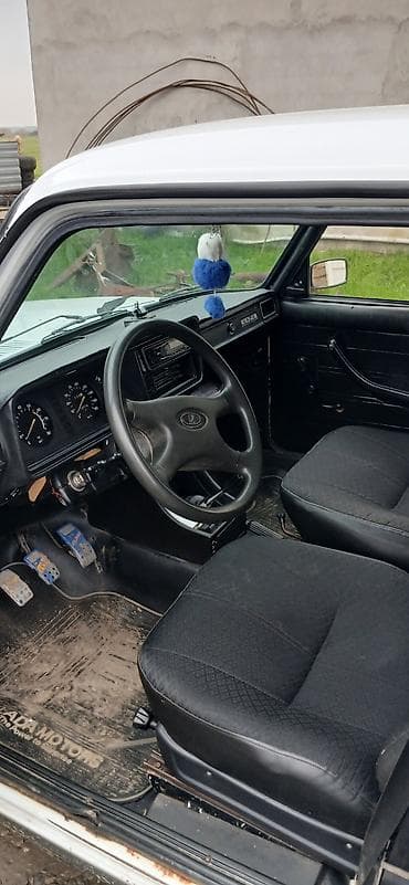 prius diskler: VAZ 2107 sedan – ağ rəngli, 4 qapılı klassik kuzov. Mexaniki yan — 7