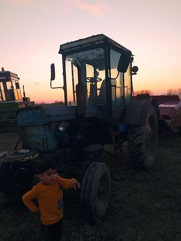 Traktor – kabinəli, arxa təkərləri iri, ön təkərləri cüt, ön şüşələri