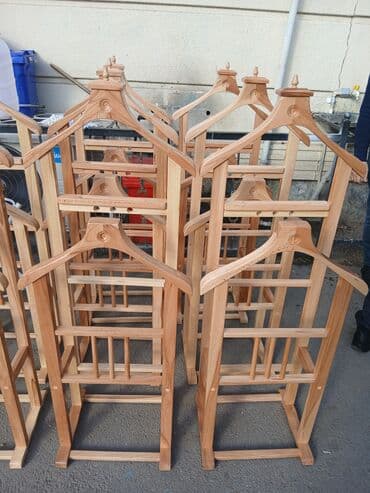 вешалка настенная в прихожую белая: Bu, paltarların səliqəli saxlanması üçün nəzərdə tutulmuş taxta — 4