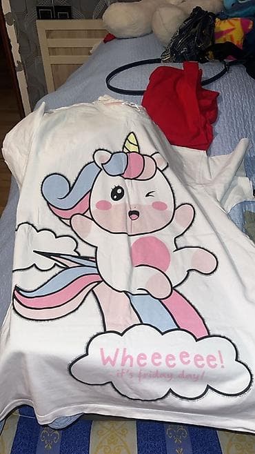 Uşaq üçün gözəl dizaynlı ağ T‑shirt. Ön hissədə pastel çalarda