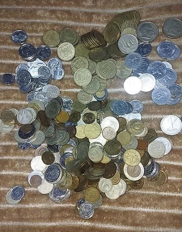 Mövzu: Qarışıq köhnə sikkələr kolleksiyası Təsvir: - Şəkildə müxtəlif