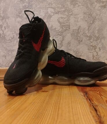 idman kişi şortları: Nike kişi idman krossovkaları - Rəng: qara, yanlarda qırmızı/çəhrayı — 2