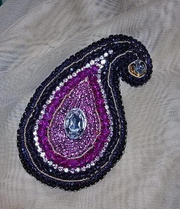 Аксессуары: Bəzəkli “buta” broş - Forma: klassik buta naxışı - Rəng palitrası — 2