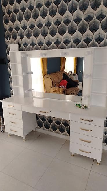 F99Salon güzgüsü satılır 250₼. Yeni alınıb. Istifadə olunmayıb. Ünvan