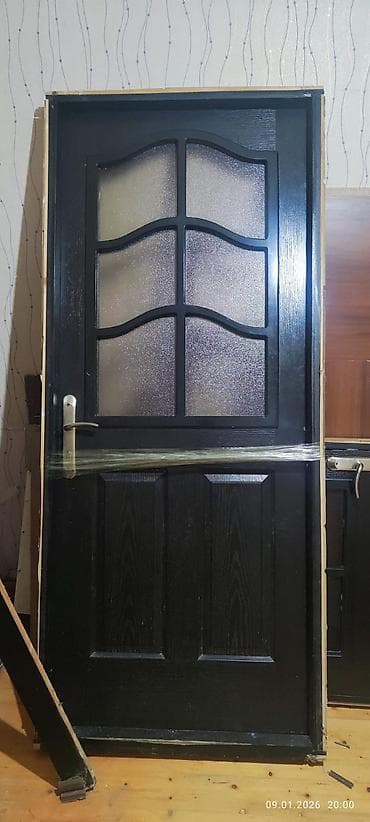 Qara rəngli giriş/otaq qapısı – şüşə panelli, karkaslı 1 QAPI 50 AZN