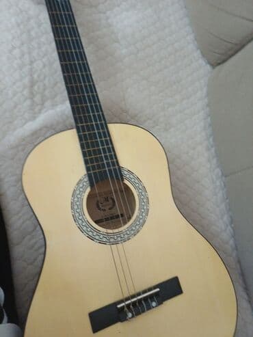 Klassik akustik gitara -Qabıda var verilecek - Korpus: təbii açıq
