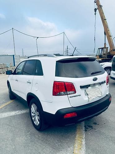avtomobil oturacaq uzluyu: Kia Sorento – ağ rəngli, şəhər və uzun yol üçün rahat krossover/SUV — 2