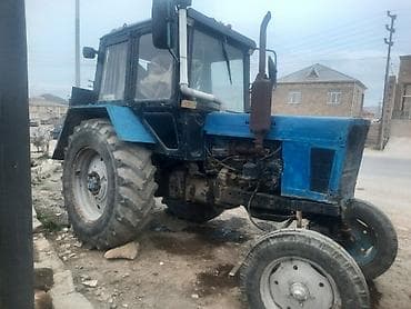 80 bekarus - Korpusda mavi kapot, qara kabin konstruksiyası - Ön və