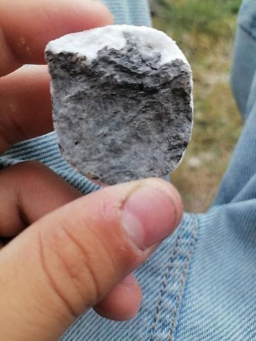 bildircin satisi tap az: Təbii mineral nümunəsi – qara-boz matriks üzərində ağ, kristallı kvars — 2