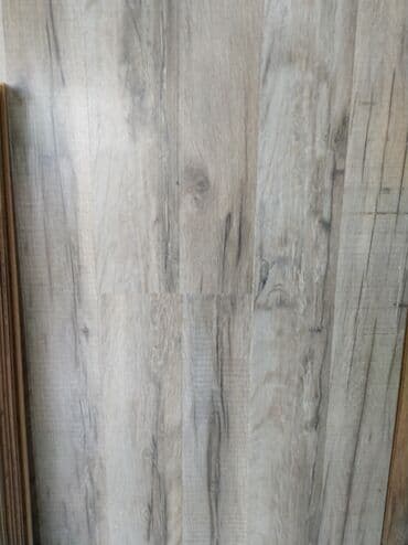 laminant: Açıq boz rəngdə, taxta görünüşlü laminat döşəmə örtüyü. Bu tip — 1