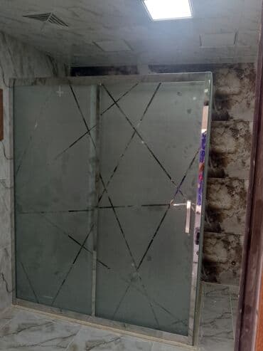 Vannalar: Şüşə duş kabinəsi müasir hamam otaqları üçün nəzərdə tutulmuşdur. Bu — 1