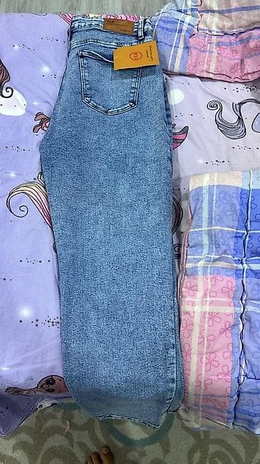 klassik qadın cinsləri: Qadınlar üçün düz kəsimli mavi cins şalvar - Brend: CLC (etiket — 2