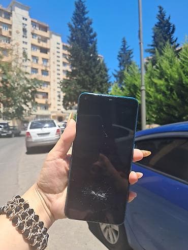 Android smartfon - Ekran: Tam ekran (sol yuxarıda ön kamera üçün — 4