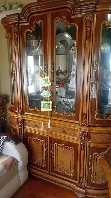 ucuz vitrin: Klassik üslubda mebel dəsti TƏCİLİ SATILIR 1) Vitrin-bufet: - Şüşəli — 1