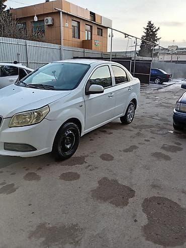 azerbaijan car price: Ağ rəngli kompakt sedan Xüsusiyyətlər: - Kuzov: 4 qapılı sedan, ağ — 1