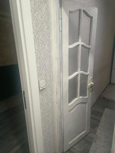 qapi ucun perdeler: Ağ rəngli interyer qapısı - Material: taxta karkas, şüşəli dizayn - — 1