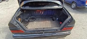 cayenne krilo 2013: Mercedes-Benz E 220: 2.2 l | 1994 il Sedan — 3