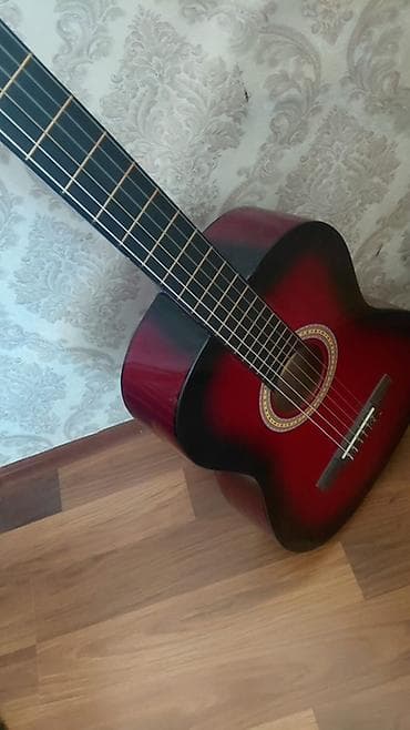 ukulele gitar: Klassik akustik gitara – 4/4 tam ölçü. Qırmızı-bordo rəng keçişli — 2