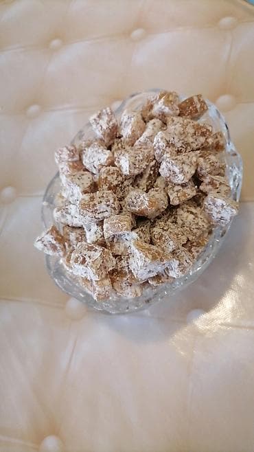 Lokum – pudra şəkəri ilə örtülmüş, içi ləzzətli semiçka, qoz-fındıq