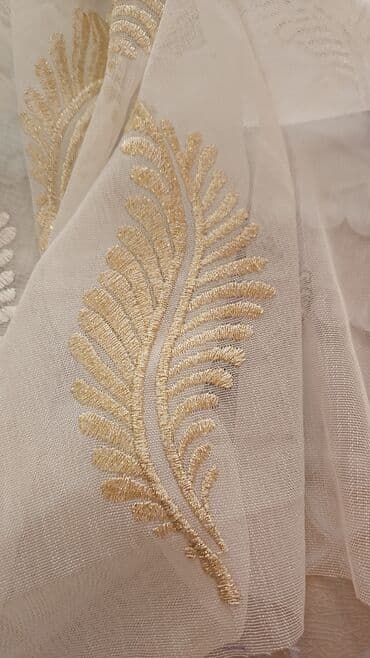 yuxuda ağ pərdə görmək: Ağ rəngli, zərif güllü naxışlarla bəzədilmiş tül pərdə. Yüngül və — 11