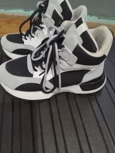 Səndəl və şəp-şüplər: Qışlıq idman ayaqqabısı – yüksək boğazlı model - Rəng: qara–ağ–boz — 2