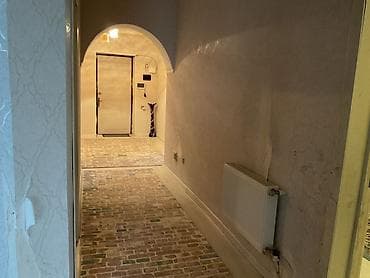 evler heyet: Binədə ev satılır. Mərkəzdə optimal arxası. 3 sot həyıt 110 kv kupça — 4