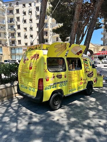 food truck: Sarı rəngli mobil “fast food” furqonu – isti və qəlyanaltılar yerində — 4